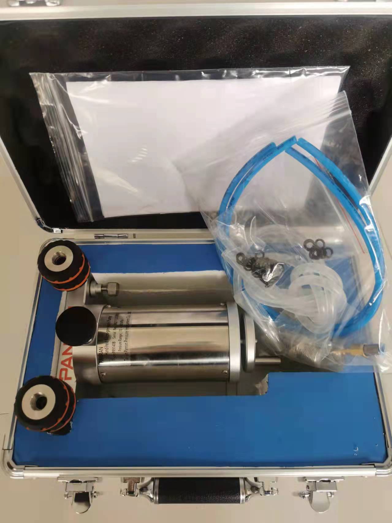 Lightweight portable pressure micro-manometer pump